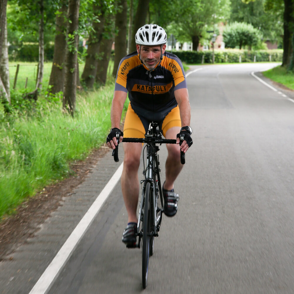 Racefietser op de weg Racefietser in actie tijdens training