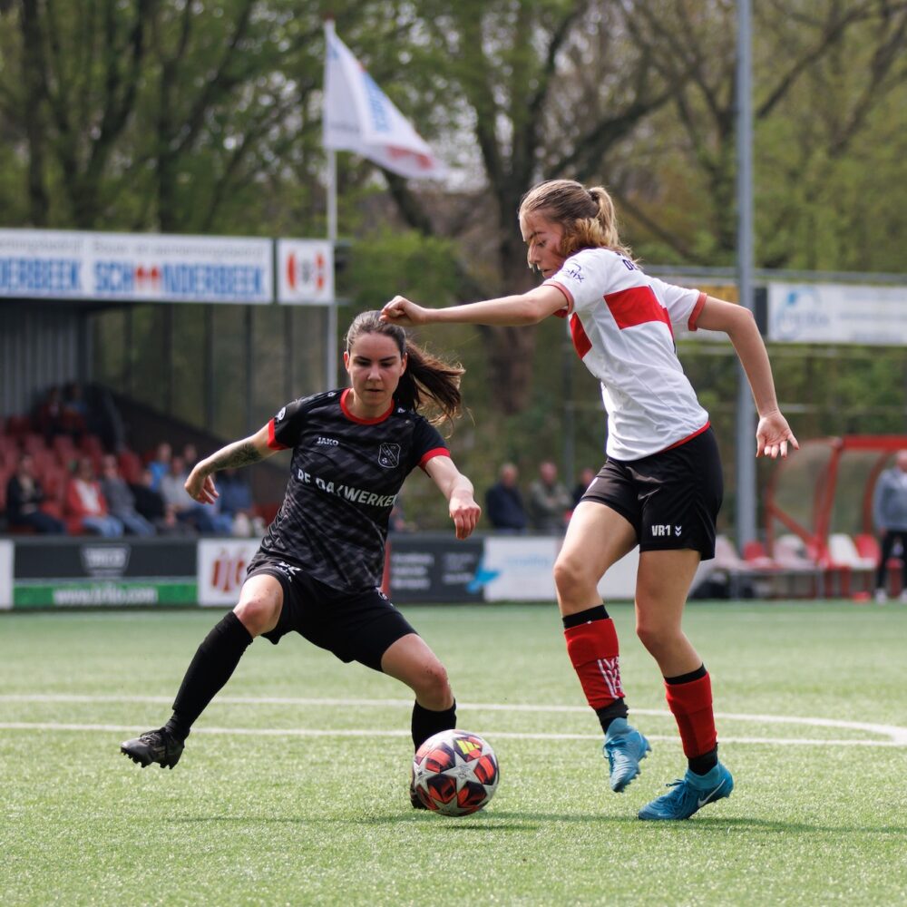 Dames voetbalschoen voetbalduel VV Hoogland